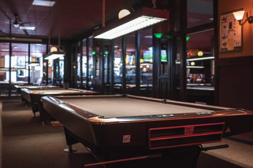 Billardtische im Raucherraum